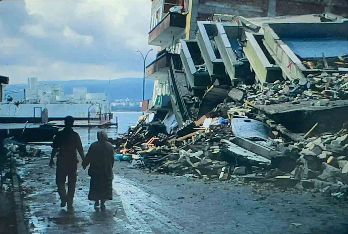 beach_earthquake